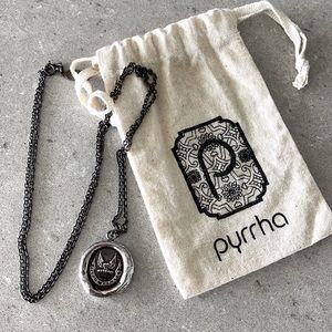 Pyrrha talisman ‘Never Look Back’ with chain